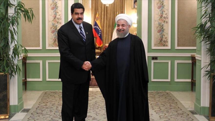 El presidente de Irán, Hasan Rohani (dcha.), en un encuentro con su par venezolano, Nicolás Maduro, en Teherán, 23 de noviembre de 2015.