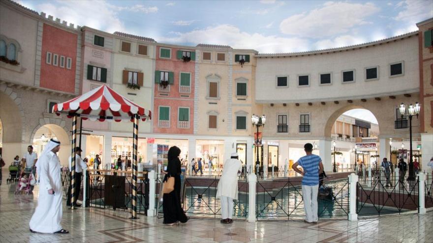 Cataríes acomodados se distienden en un centro comercial de Doha (capital).