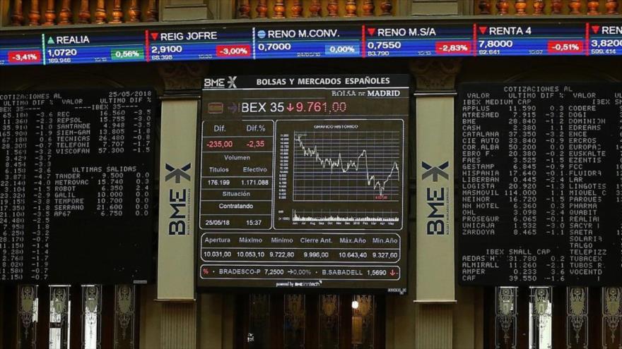 Tableros informativos del índice bursátil español Ibex 35 en la Bolsa de Madrid (capital), 25 de mayo de 2018.
