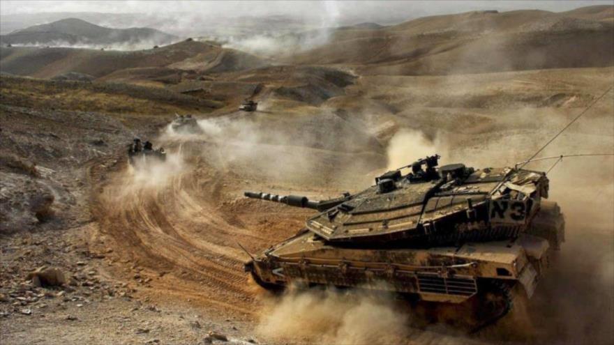 Un tanque israelí modelo Merkava Mark IV realiza disparos en unas maniobras.