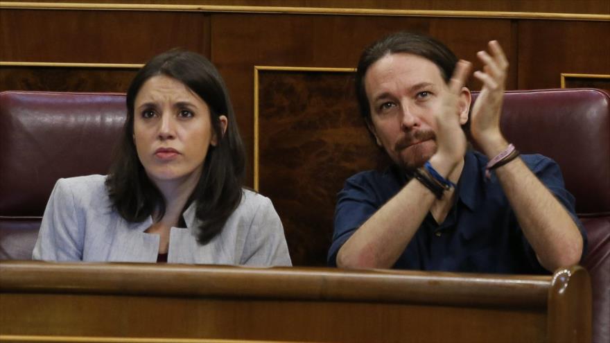 Secretario general de Podemos, Pablo Iglesias y la portavoz parlamentaria de la formación, Irene Montero, en el Congreso español, 11 de octubre de 2017.