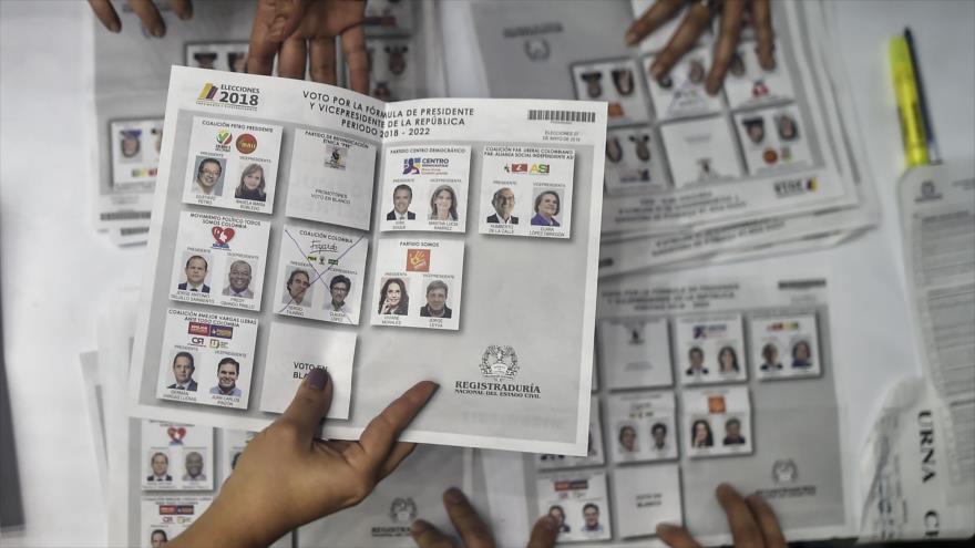 Funcionarios electorales cuentan los votos en un colegio electoral en Cali, departamento del Valle del Cauca, 27 de mayo de 2018.