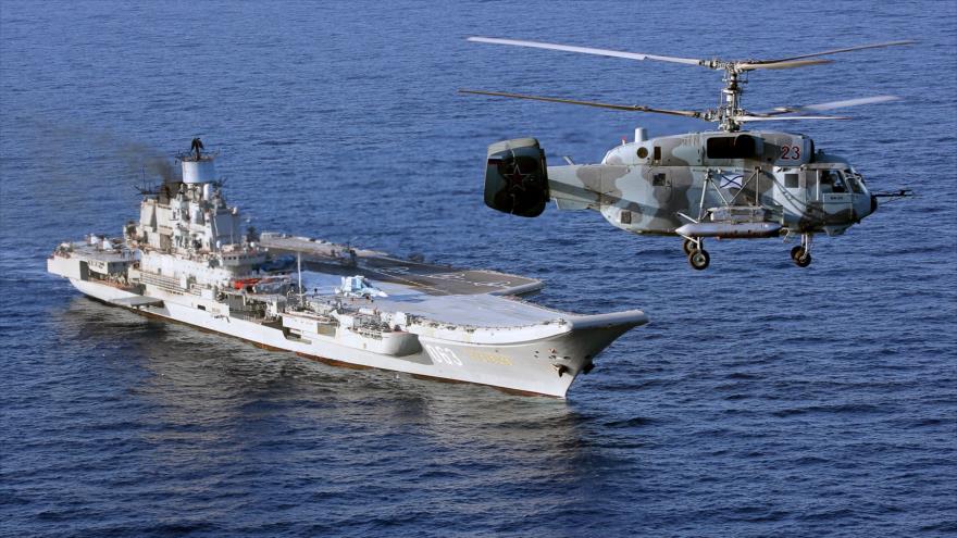 Un helicóptero ruso Kamov Ka 52 y el portaviones ruso Admiral Kuznetsov en el mar Mediterráneo frente a las costas de Siria, 24 de Noviembre de 2017.