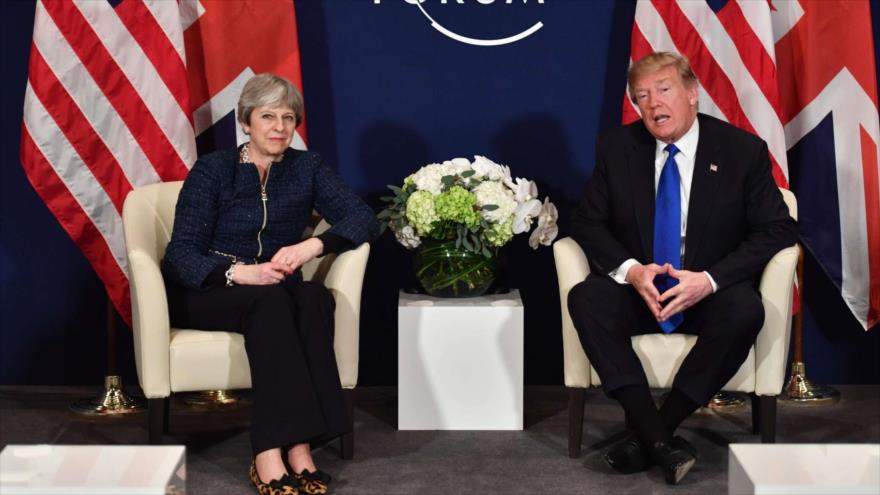 La primera ministra británica, Theresa May, y el presidente de EE.UU., Donald Trump, asisten a una reunión en Davos, Suiza, 25 de enero de 2018.