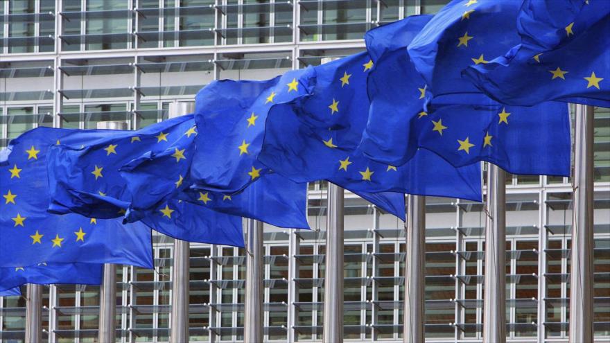 Banderas de la Unión Europea ondean frente del edificio del bloque comunitario en Bruselas, Bélgica.