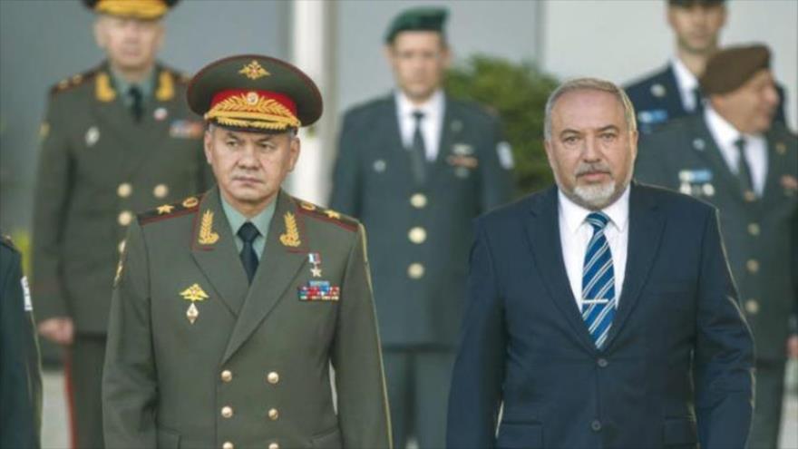 El ministro de Defensa de Rusia, Serguei Shoigu (izq.) y el ministro de asuntos militares de Israel, Avigdor Lieberman.