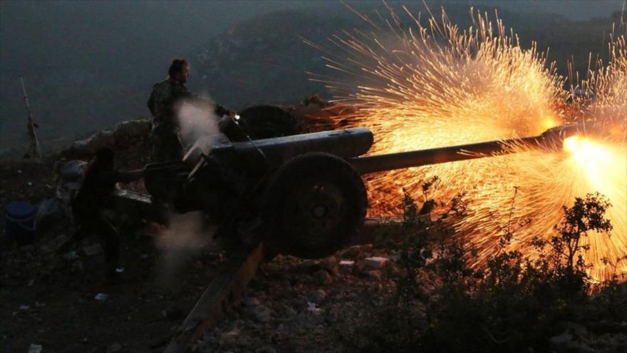 Soldados del Ejército sirio abren fuego contra blancos de los grupos terroristas en la provincia de Latakia.