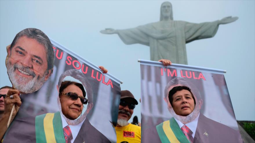 La gente hace un llamamiento para que el expresidente brasileño Luiz Inácio Lula da Silva sea liberado de la prisión, Río de Janeiro, 14 de abril de 2018. 