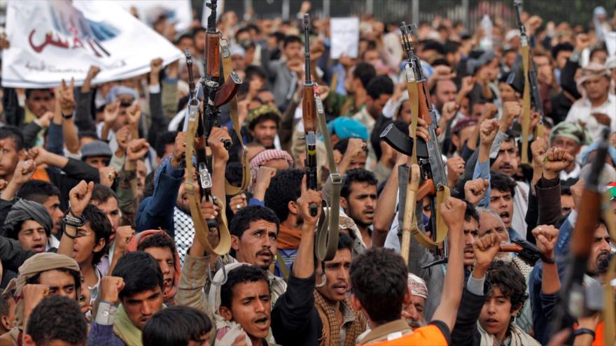 Combatientes del movimiento popular yemení Ansarolá se manifiestan en Saná, la capital de Yemen, 15 de mayo de 2018.