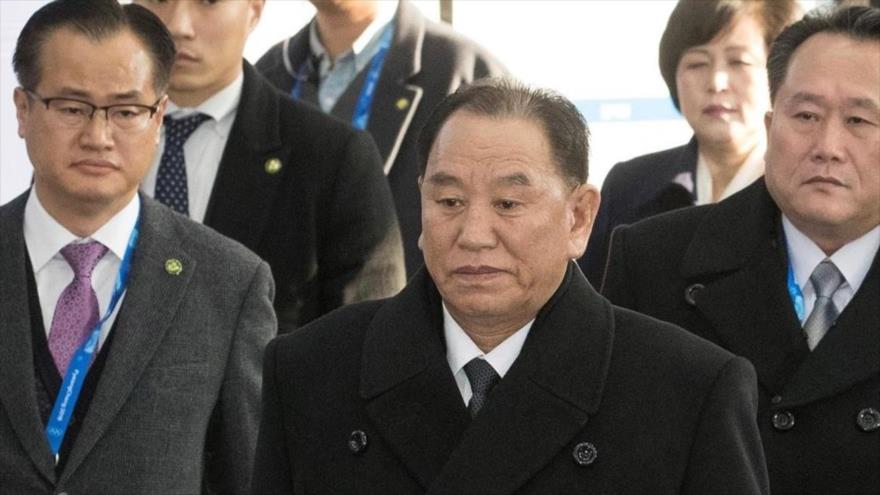 El general Kim Yong Chol, vicepresidente del Comité Central del partido único norcoreano (centro).