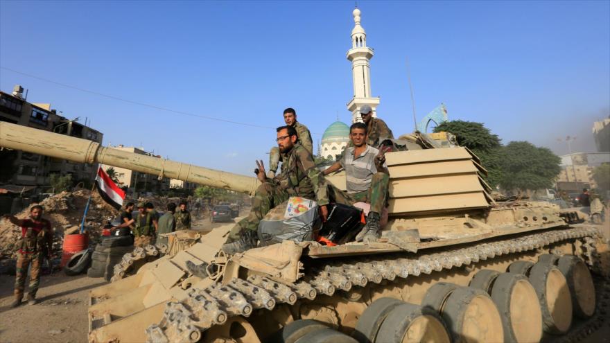 Fuerzas sirias desplegadas en el campamento de refugiados palestinos de Al-Yarmuk, al sur de la capital, Damasco, 21 de mayo de 2018.