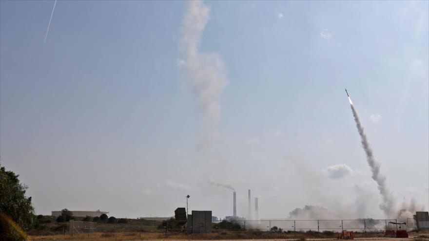El sistema Cúpula de Hierro de Israel lanza un misil para derribar los misiles supuestamente lanzados desde la Franja de Gaza, 29 de mayo de 2018.