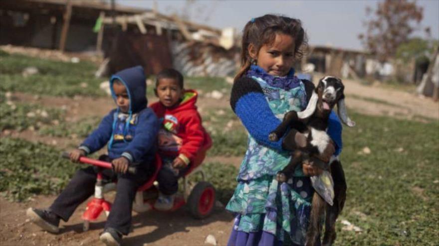 Niños en la aldea beduino-palestina de Jan al-Ahmar, en el este de Cisjordania, 15 de mayo de 2017.