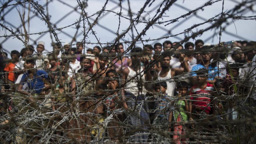 Los refugiados rohingyas se reúnen en una zona fronteriza de entre Myanmar y Bangladés.