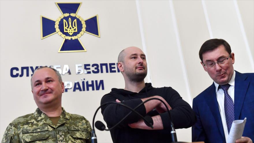 El periodista ruso Arkady Babchenko (centro), junto al jefe del servicio de seguridad ucraniano y el fiscal general en Kiev, 30 de mayo de 2018.