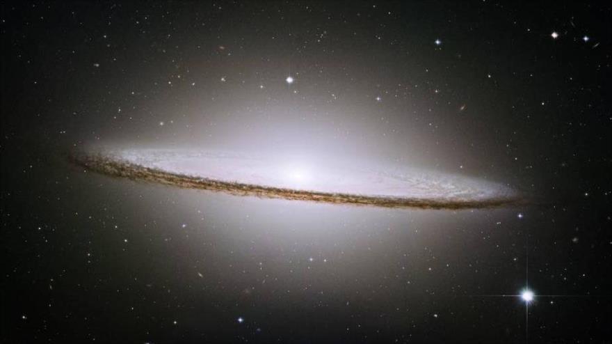 Imagen facilitada por la NASA de la galaxia “sombrero” o M104, tomada por el telescopio espacial Hubble.