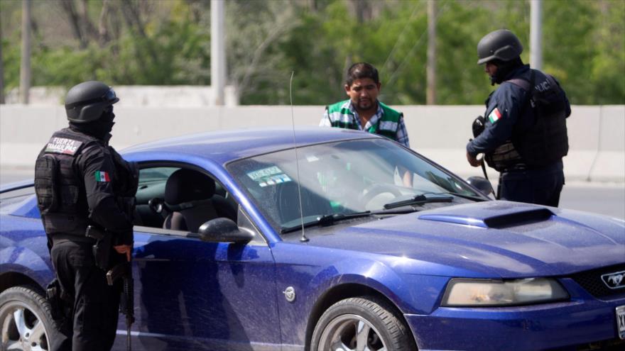 Miembros de la Policía federal revisan un coche en un puesto de control en la ciudad de Reynosa, en Tamaulipas, noreste de México, 6 de abril de 2018.