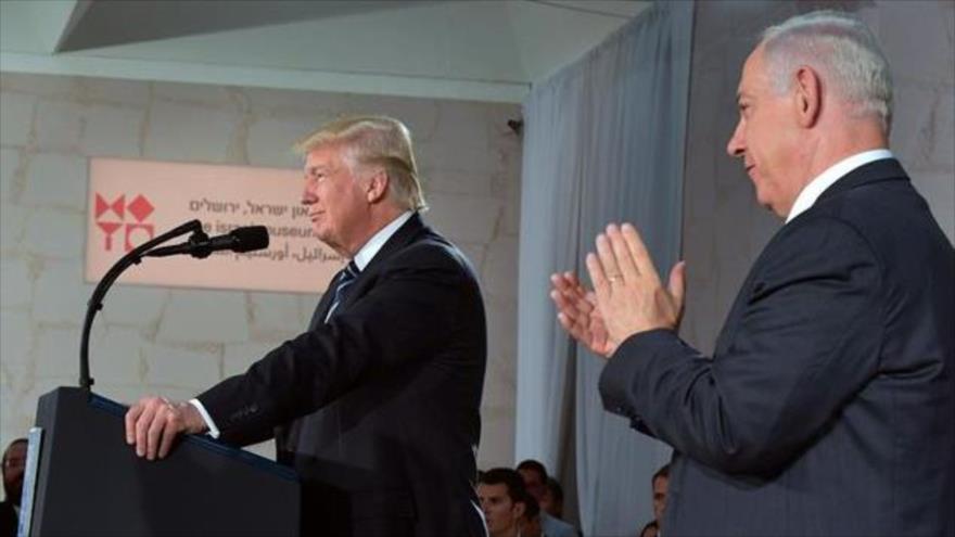 El primer ministro israelí, Benyamin Netanyahu (dcha.), aplaude al presidente de EE.UU., Donald Trump, Al-Quds (Jerusalén), 23 de mayo de 2017.