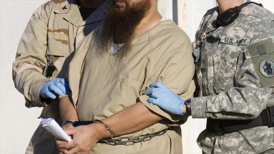 Guardias militares escoltan a un detenido en la base naval de EE.UU. en Guantánamo, 6 de diciembre de 2006.