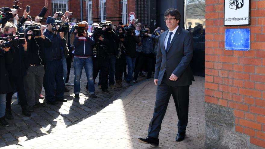 El destituido presidente de la Generalitat, Carles Puigdemont, abandona la prisión de Neumuenster, Alemania, 6 de abril de 2018.