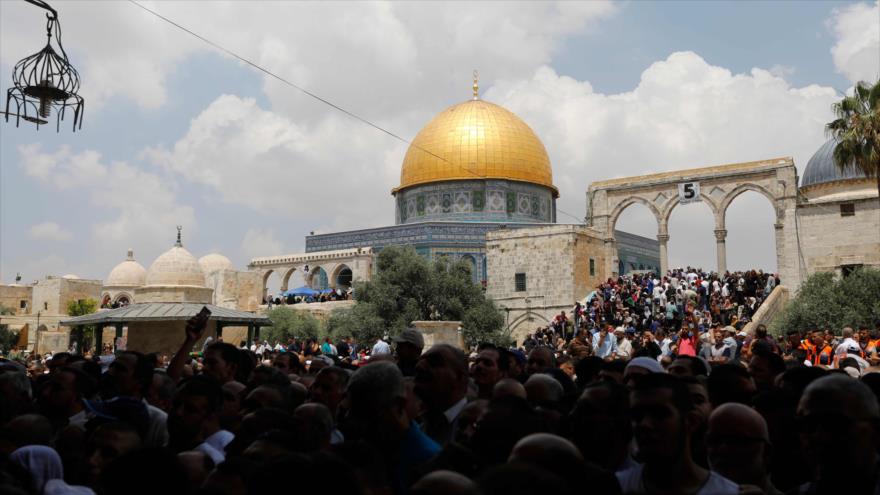 Palestinos rezan fuera de la Cúpula de la Roca en el complejo de la mezquita Al-Aqsa de Al-Quds (Jerusalén), 1 de junio de 2018.