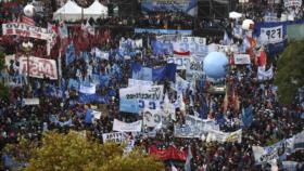 Miles de argentinos protestan contra políticas de Mauricio Macri