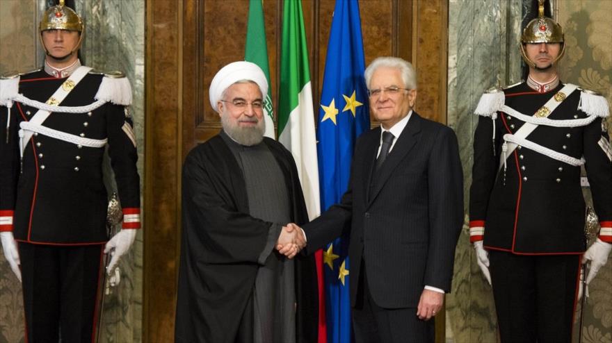 El presidente iraní, Hasan Rohani (izq.), da la mano a su par italiano, Sergio Mattarella, en un encuentro celebrado en Roma, capital italiana.
