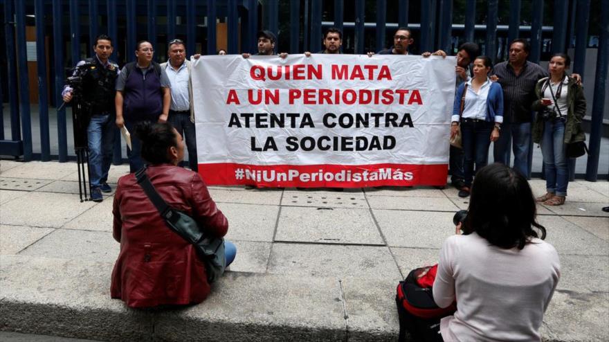 Un grupo de periodistas protestan frente a la oficina de la Procuraduría General de la República en Ciudad de México, 1 de junio de 2017.