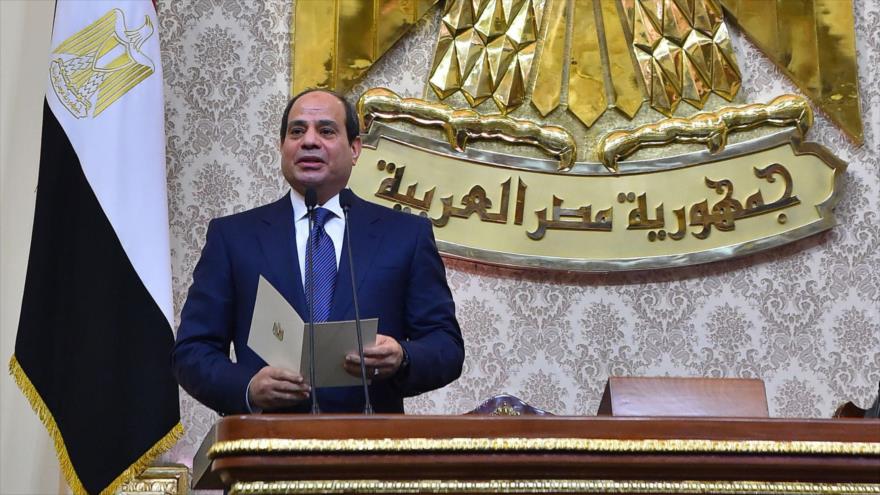 El presidente Abdel Fatah al-Sisi ofrece un discurso durante la ceremonia de juramentación en el Parlamento, 2 de junio de 2018.