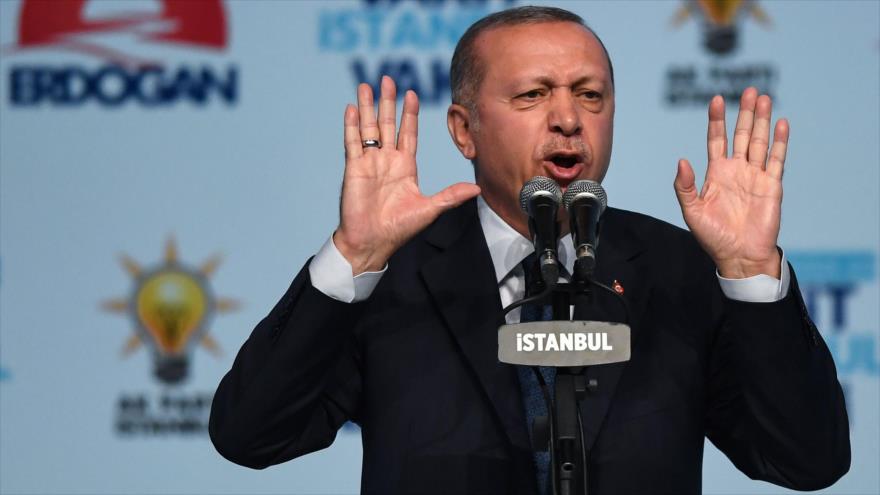 El presidente de Turquía, Recep Tayyip Erdogan, da un discurso en Estambul, 29 de mayo de 2018.