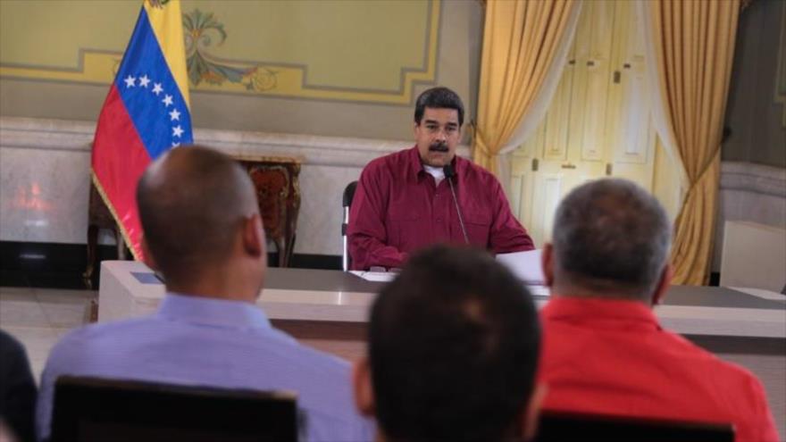 El presidente de Venezuela, Nicolás Maduro, se reúne con los miembros del Frente Amplio de la Patria en el palacio de Miraflores, 2 de junio de 2014.