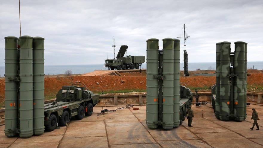 Sistemas de defensa aérea S-400 desplegados en el oeste de Rusia.
