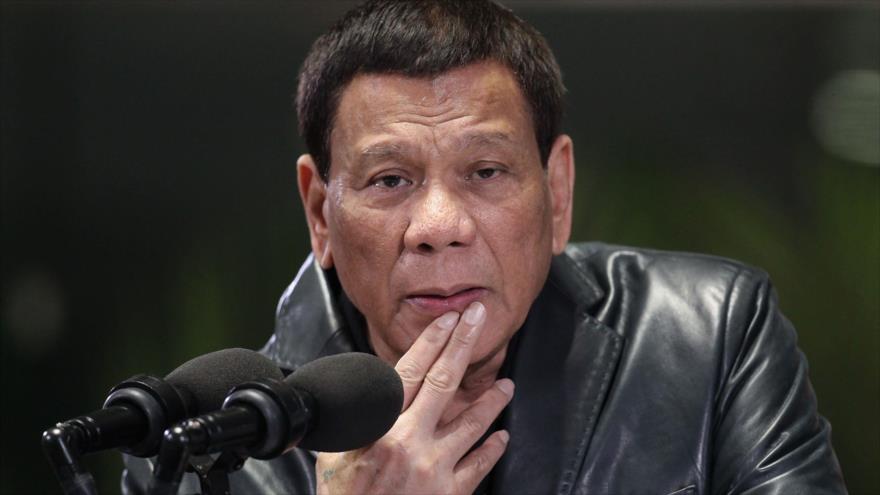 El presidente filipino Rodrigo Duterte ofrece una conferencia de prensa en el Aeropuerto Internacional de Manila 2 de junio de 2018