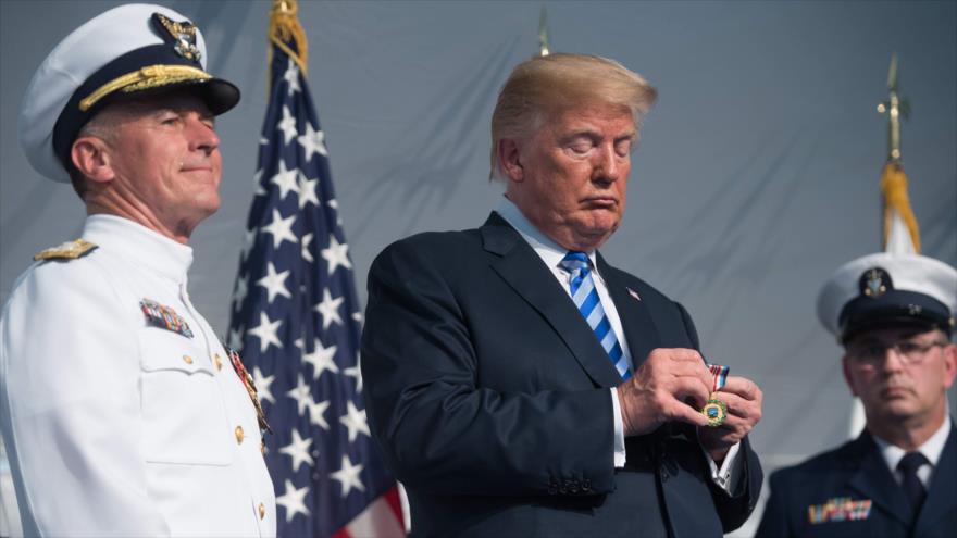 El presidente de EE.UU., Donald Trump, en una ceremonia de cambio de mando de la Guardia Costera de EE.UU., 1 de junio de 2018.