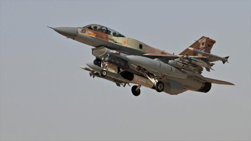 Un avión de combate modelo F-16 del régimen de Israel en pleno vuelo.