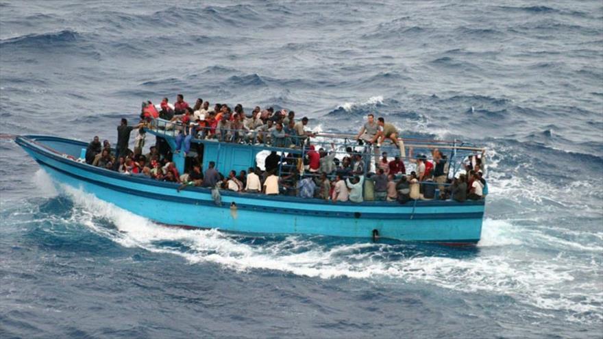 Migrantes intentan llegar a Europa en barcos atestados a través del Mediterráneo.