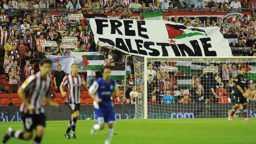 Simpatizantes de Palestina durante un partido entre el Athletic de Bilbao y el equipo israelí Hapoel.