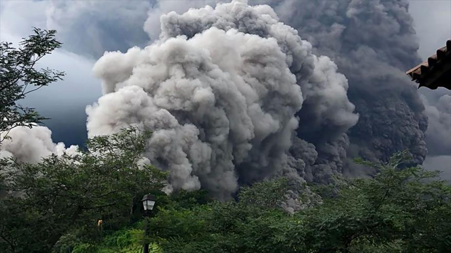 Mueren 25 personas por erupción de un volcán en Guatemala