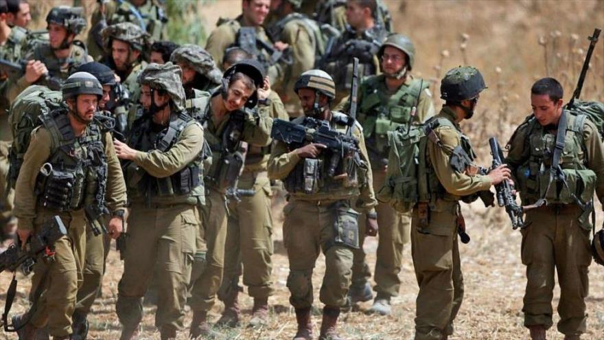 Fuerzas militares del régimen de Israel patrullan las zonas fronterizas con la Franja de Gaza.