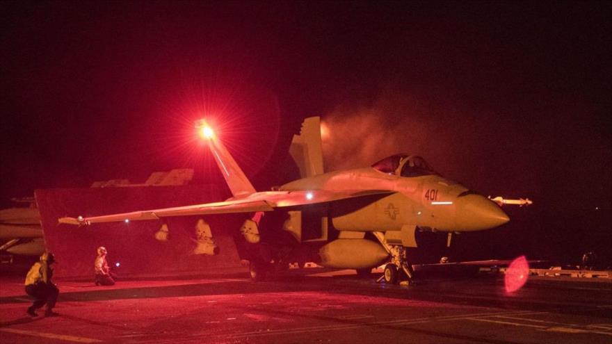 Un avión de combate F/A-18E de la llamada coalición anti-EIIL (Daesh, en árabe), dirigida por Estados Unidos.