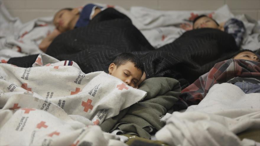 Varios niños duermen en una celda de un centro de procesamiento de Aduanas y Protección Fronteriza de EE.UU. en Texas.