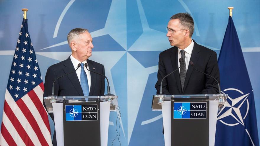 El secretario general de la OTAN, Jens Stoltenberg (dcha.), y el jefe del Pentágono, James Mattis, en Bruselas, 15 de febrero de 2018.