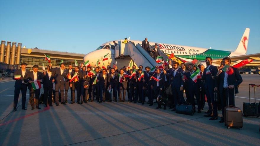 Los jugadores de la selección iraní posan junto al avión que les ha llevado a Moscú para participar en el Mundial de 2018 de Rusia, 5 de junio de 2018.