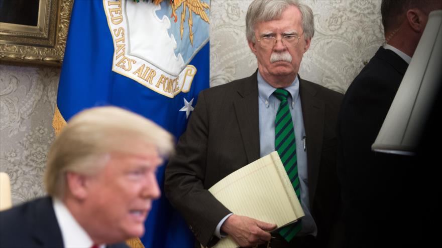 El asesor de Seguridad Nacional de EE.UU., John Bolton (izq.), en una reunión en la Casa Blanca en Washington, la capital, 17 de mayo de 2018.