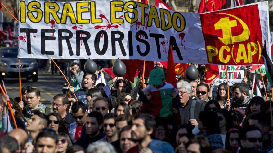 Chilenos protestan contra los crímenes del régimen de Israel frente a su embajada en Santiago, la capital de Chile.