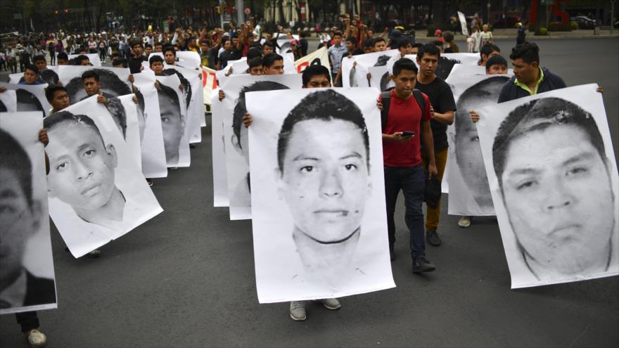 Familiares y compañeros de los 43 alumnos desaparecidos de Ayotzinapa se manifiestan en la Ciudad de México, la capital, 26 de abril de 2018.