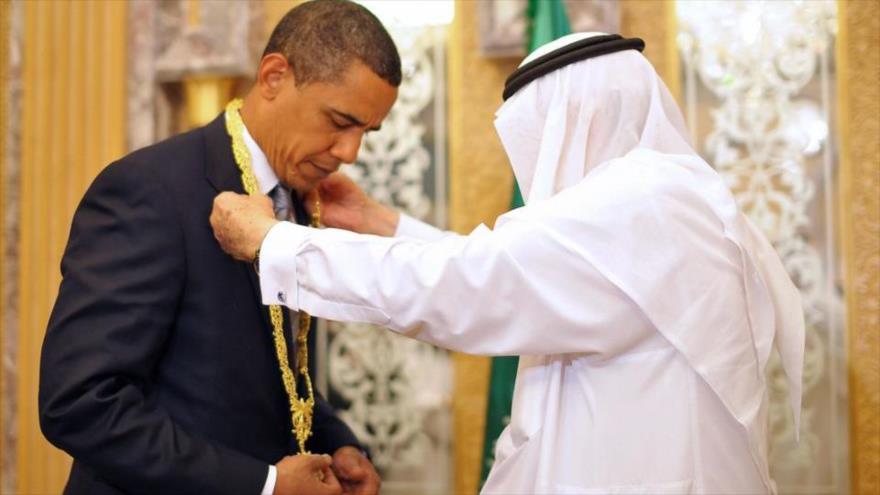 Expresidente de EE.UU. Barack Obama recibe un regalo del fallecido rey Abdulá bin Abdulaziz Al Saud, 3 de junio de 2009.