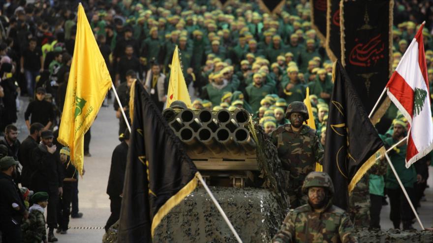 Los combatientes del Movimiento de Resistencia Islámica de El Líbano (Hezbolá) realizan un desfile militar.