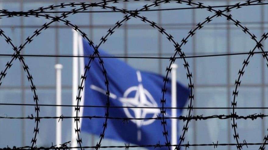 La bandera de la Organización del Tratado del Atlántico Norte (OTAN) se ve frente a la sede del organismo en la ciudad belga de Bruselas, 24 de mayo de 2017. 