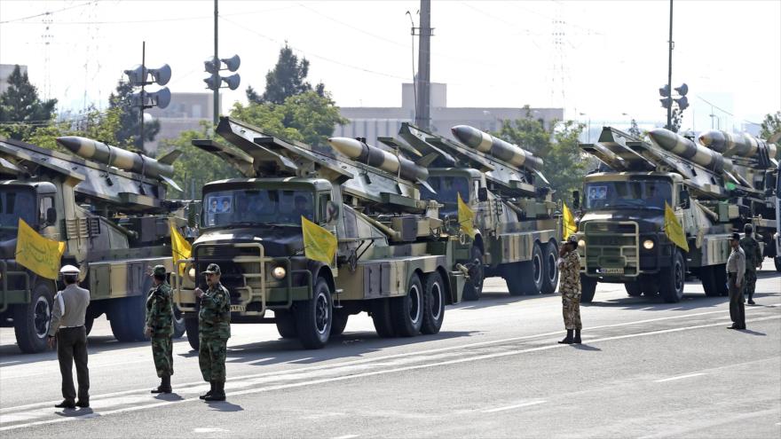 Exhiben los misiles durante un desfile militar en el Día del Ejército de Irán en Teherán, 18 de abril de 2018.